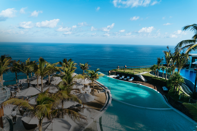 Ocean view Hotel &amp; Restaurant under a blue sky.