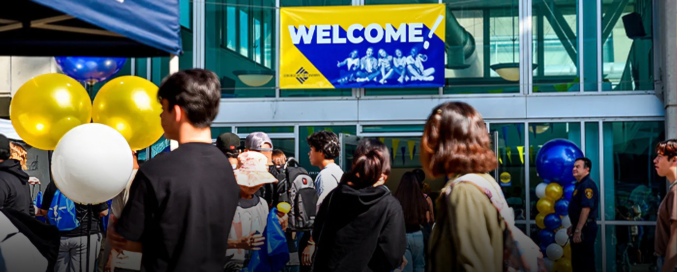 Students gather outside the Student Center during a recent Welcome Day. 