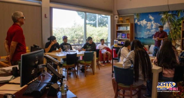 KHTS photo of Navajo students visiting COC.